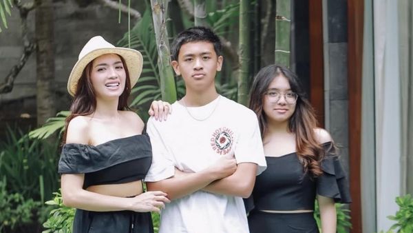 7 Potret Angel Karamoy Bareng 2 Anaknya yang Sudah Remaja, Bak Kakak-Adik