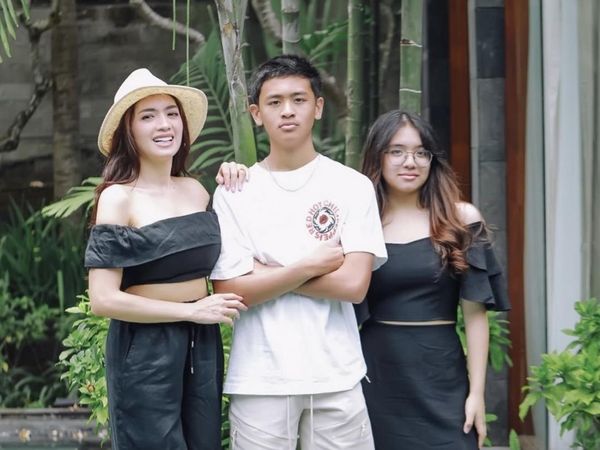 7 Potret Angel Karamoy Bareng 2 Anaknya yang Sudah Remaja, Bak Kakak-Adik