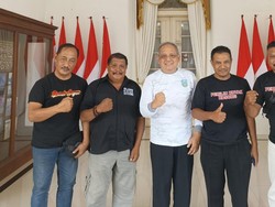 Pj Gubernur Jatim Buka Suara Joko Irianto Foto dengan Relawan Kotak Kosong