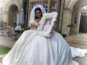 Pengantin Viral dengan Gaun Raksasa Seberat 127 Kg & Panjang 7 Meter Pengantin Viral dengan Gaun Raksasa Seberat 127 Kg & Panjang 7 Meter