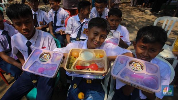 Dalam rangka memperingati HUT ke-25 nan jatuh pada (26/10) kemarin, Kementerian Kelautan dan Perikanan (KKP) menggelar aktivitas Bakti Kesehatan hingga program MBG di Pulau Untung Jawa, Kepulauan Seribu, Jakarta, Selasa (29/10/2024). (CNBC Indonesia/Faisal Rahman)