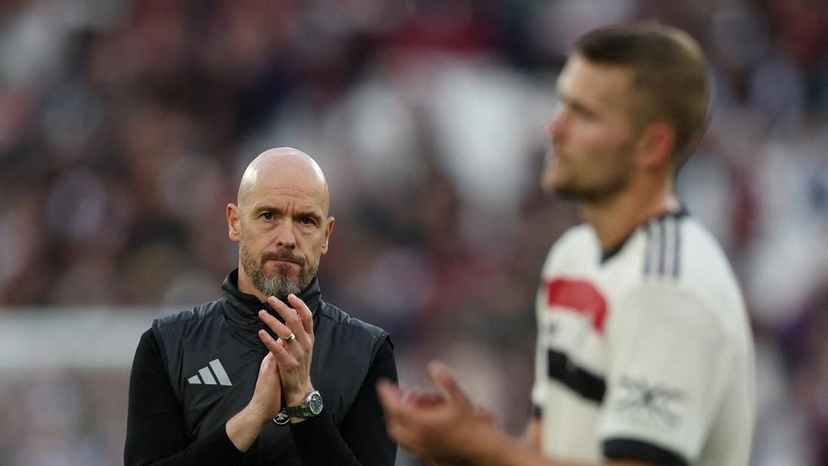 Erik ten Hag mengalami delay dua jam di Bandara Manchester (Action Images via Reuters/Paul Childs)