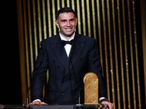 Emiliano Martinez Jadi Kiper Terbaik Lagi, Menangi Yashin Trophy 2024 Emiliano Martinez Jadi Kiper Terbaik Lagi, Menangi Yashin Trophy 2024