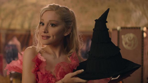 Ariana Grande sebagai Galinda Upland dalam film Wicked Part One (2024). (Universal Pictures via IMDb)