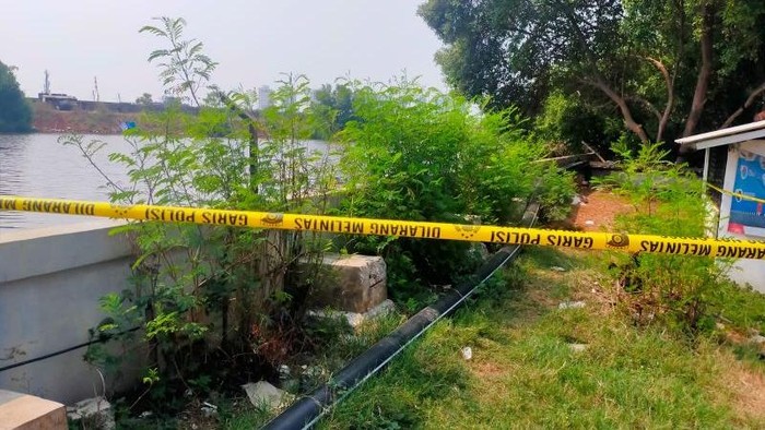 Garis polisi di lokasi penemuan mayat perempuan tanpa kepala di Pelabuhan Muara Baru, Jakarta Utara, Selasa (29/10/2024). ANTARA/HO-Polisi