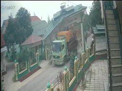 Gerbang Ponpes Roboh Ditabrak Truk Bikin 1 Orang Tewas, Begini Momennya