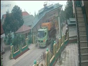 Gerbang Ponpes Roboh Ditabrak Truk Bikin 1 Orang Tewas, Begini Momennya Gerbang Ponpes Roboh Ditabrak Truk Bikin 1 Orang Tewas, Begini Momennya
