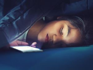 Bahaya Menaruh Handphone di Bawah Bantal Saat Tidur Bahaya Menaruh Handphone di Bawah Bantal Saat Tidur