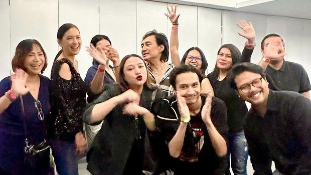Kompaknya Ira Wibowo dan anak sambung nonton konser Katon Bagaskara