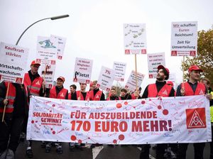 Karyawan Mercedes Jerman Demo Tuntut Kenaikan Upah Karyawan Mercedes Jerman Demo Tuntut Kenaikan Upah