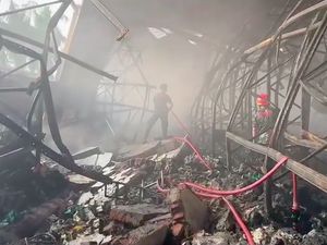 Kebakaran Pabrik Kimia di Tangerang Padam, Damkar Tetap Siram Sumber Asap