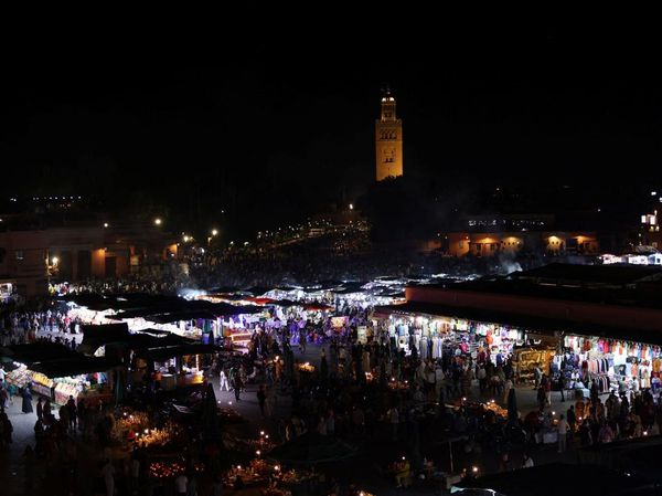 Keseruan Berwisata Malam di Alun-alun Jemaa el-Fnaa Maroko