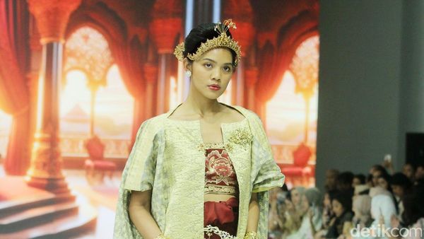 8 Koleksi Busana Era Soekamto di JFW 2025, Hadirkan Tenun Cual Khas Sambas