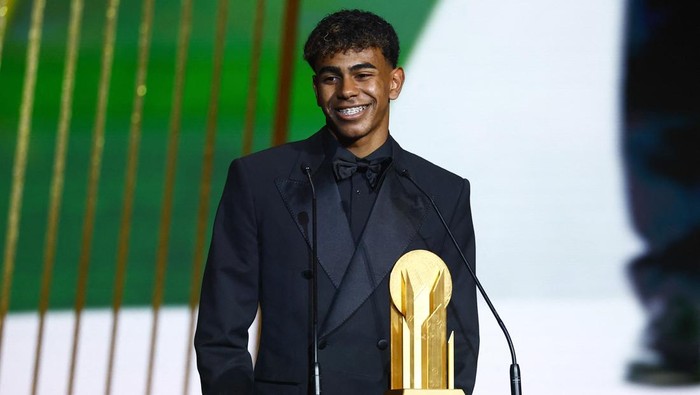 Soccer Football - Ballon dOr - Theatre du Chatelet, Paris, France - October 28, 2024 Spain and Barcelonas Lamine Yamal with the Kopa trophy REUTERS/Sarah Meyssonnier