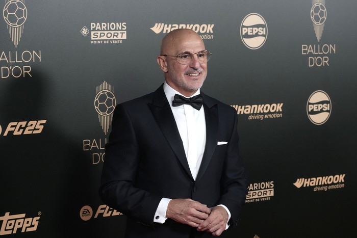 Spains coach Luis de la Fuente arrives for the 68th Ballon dOr (Golden Ball) award ceremony at Theatre du Chatelet in Paris, Monday, Oct. 28, 2024. (AP Photo/Michel Euler)