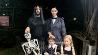 7 Foto Halloween Keluarga Marissa Nasution, Kocak Suami Jadi Morticia Addams