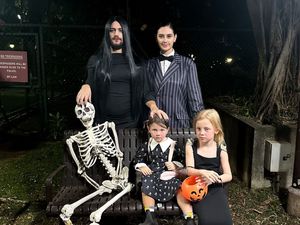 7 Foto Halloween Keluarga Marissa Nasution, Kocak Suami Jadi Morticia Addams 7 Foto Halloween Keluarga Marissa Nasution, Kocak Suami Jadi Morticia Addams