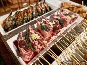 Menikmati Menu Spesial Jungle BBQ dengan Panorama Malam Ubud Menikmati Menu Spesial Jungle BBQ dengan Panorama Malam Ubud