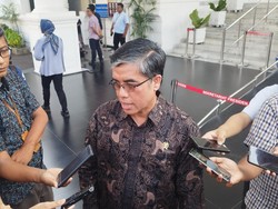 Dipanggil Prabowo, Menaker Bawa Map Berisi Catatan Kasus Sritex