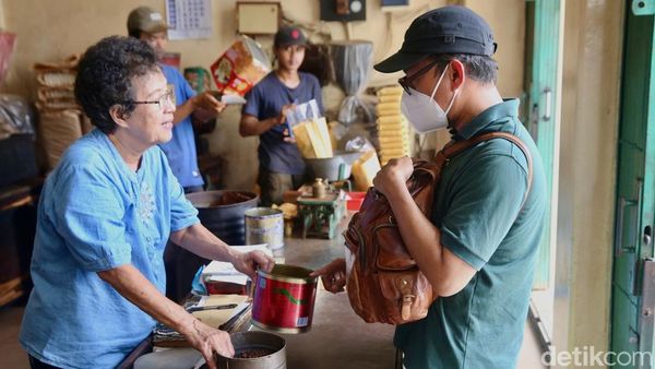 Nikmatnya Kopi Bis Kota Legendaris di Jatinegara