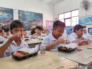 Keroyokan Siapkan Makan Bergizi untuk Anak di Cianjur