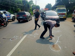 Pemotor Tabrak Pesepeda Sedang Nyeberang di Cileungsi, 2 Orang Terluka