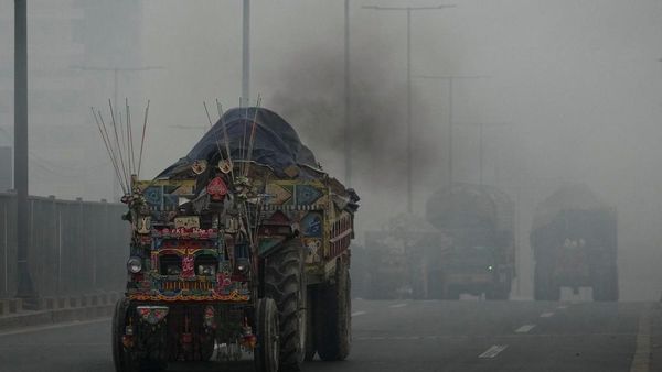 Polusi Super Tebal Selimuti Pakistan