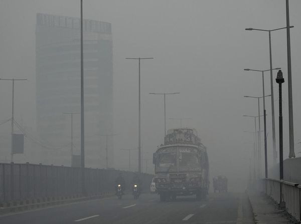 Penampakan Pakistan Diselimuti Polusi Super Tebal, Sekolah Ditutup-Pekerja WFH