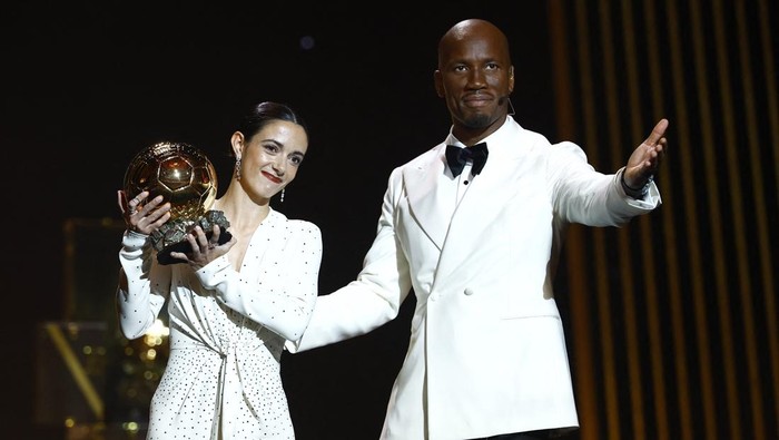 Soccer Football - Ballon d'Or - Theatre du Chatelet, Paris, France - October 28, 2024 Spain's and FC Barcelona's Aitana Bonmati with the Ballon d'Or REUTERS/Sarah Meyssonnier     TPX IMAGES OF THE DAY