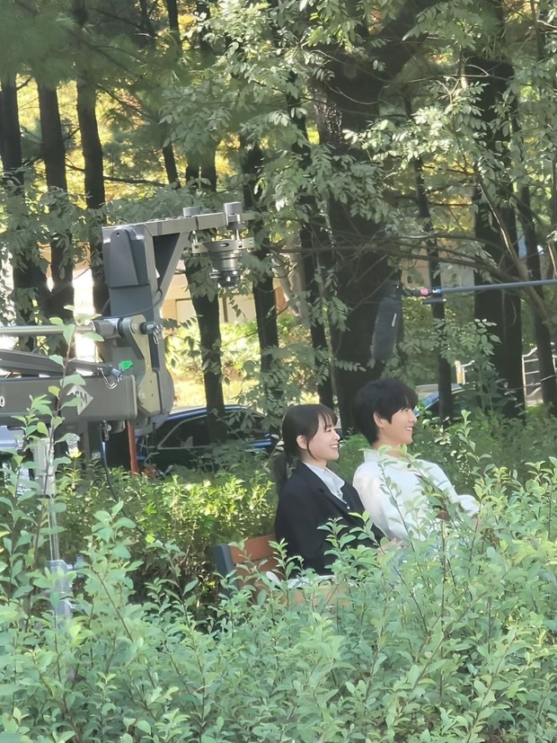 Potret Chun Woo Hee dan Song Joong Ki dalam syuting drama 'My Youth'
