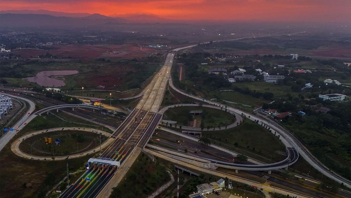 Potret dari Udara Tangerang Raya yang Diprediksi Makara New Greater Jakarta Foto udara kawasan simpang susun CBD tol Serpong Balaraja, Kabupaten Tangerang, Banten, Senin (28/10/2024). Kementerian Perekonomian tentukan kawasan Serpong selaku Proyek Strategis Nasional (PSN) dengan fokus pada sektor pendidikan dan biomedical sehingga wilayah Tangerang Raya diprediksi menjadi new greater Jakarta alasannya yakni ditunjang dengan kepraktisan dan pengembang besar serta disokong dengan investasi pada triwulan ketiga tahun 2024 meraih Rp11,18 triliun. ANTARA FOTO/Galih Pradipta/nym.