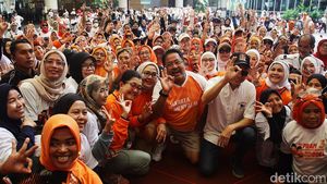 Rano Karno Senam Bareng Emak-emak di Pondok Labu