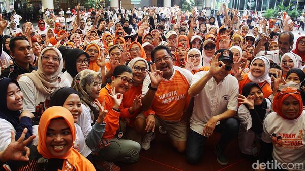 Rano Karno Senam Bareng Emak-emak di Pondok Labu