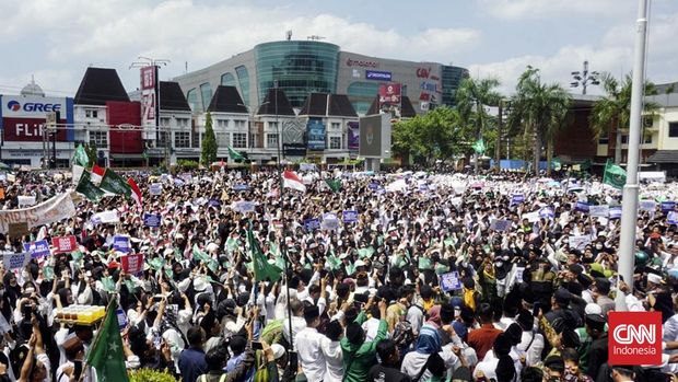 Sejumlah santri mengikuti aksi damai di halaman Polda DIY, Sleman, DI Yogyakarta, Selasa (29/10/2024). Dalam solidaritas tersebut ribuan santri mengecam atas kejadian penusukan santri serta mendesak pihak kepolisan untuk mengusut tuntas kasus tersebut dan menutup penjual minuman keras tanpa izin. (CNN Indonesia/Tunggul)