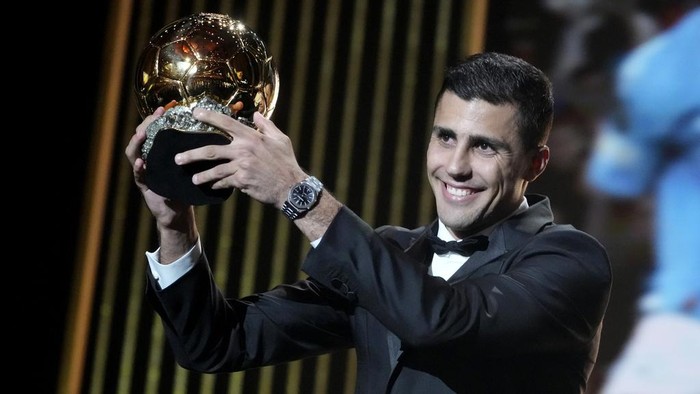 Spanish player Rodri receives the 2024 Mens Ballon dOr award during the 68th Ballon dOr (Golden Ball) award ceremony at Theatre du Chatelet in Paris, Monday, Oct. 28, 2024. (AP Photo/Michel Euler)