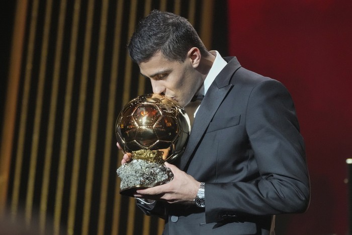 Manchester Citys Spanish player Rodri kisses the trophy as he receives the 2024 Mens Ballon dOr award during the 68th Ballon dOr (Golden Ball) award ceremony at Theatre du Chatelet in Paris, Monday, Oct. 28, 2024. (AP Photo/Michel Euler)