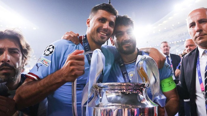 ISTANBUL, TURKEY - JUNE 10: Ilkay Gundogan and Rodri of Manchester City celebrate with the trophy after the UEFA Champions League 2022/23 final match between FC Internazionale and Manchester City FC at Ataturk Olympic Stadium on June 10, 2023 in Istanbul, Turkey. (Photo by James Gill - Danehouse/Getty Images)