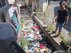 Jorok! Saluran Air di Plumbon Bantul Berbulan-bulan Penuh Sampah