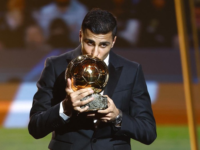 Soccer Football - Ballon d'Or - Theatre du Chatelet, Paris, France - October 28, 2024 Spain's and Manchester City's Rodri with the Ballon d'Or REUTERS/Sarah Meyssonnier     TPX IMAGES OF THE DAY