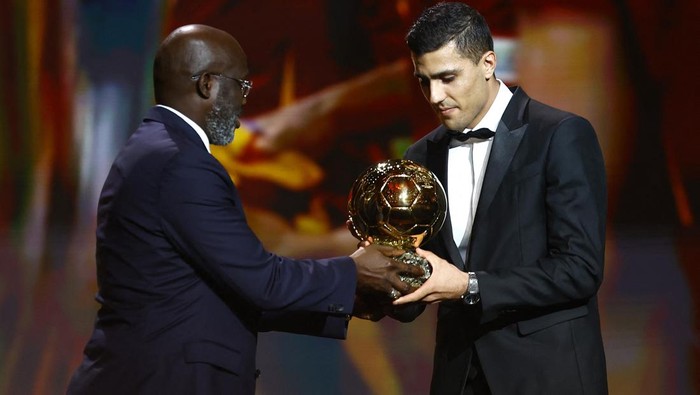 Soccer Football - Ballon d'Or - Theatre du Chatelet, Paris, France - October 28, 2024 Spain's and Manchester City's Rodri with the Ballon d'Or REUTERS/Sarah Meyssonnier     TPX IMAGES OF THE DAY