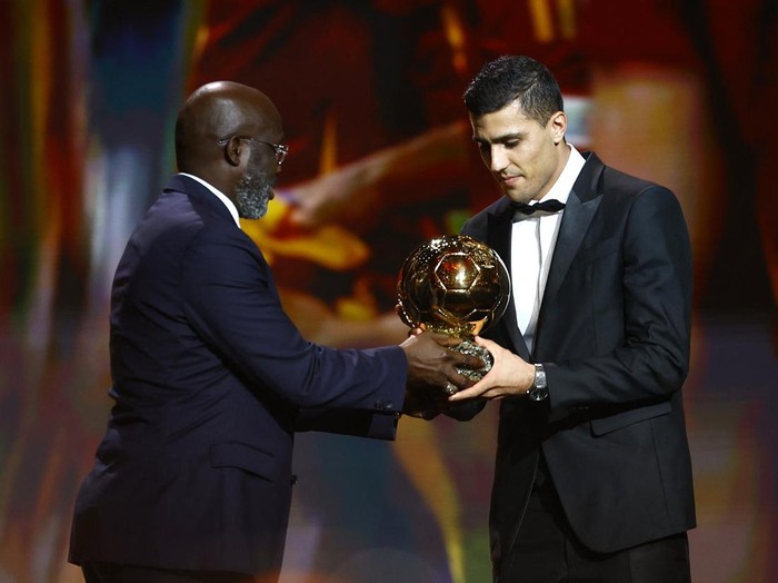 Soccer Football - Ballon d'Or - Theatre du Chatelet, Paris, France - October 28, 2024 Spain's and Manchester City's Rodri with the Ballon d'Or REUTERS/Sarah Meyssonnier     TPX IMAGES OF THE DAY