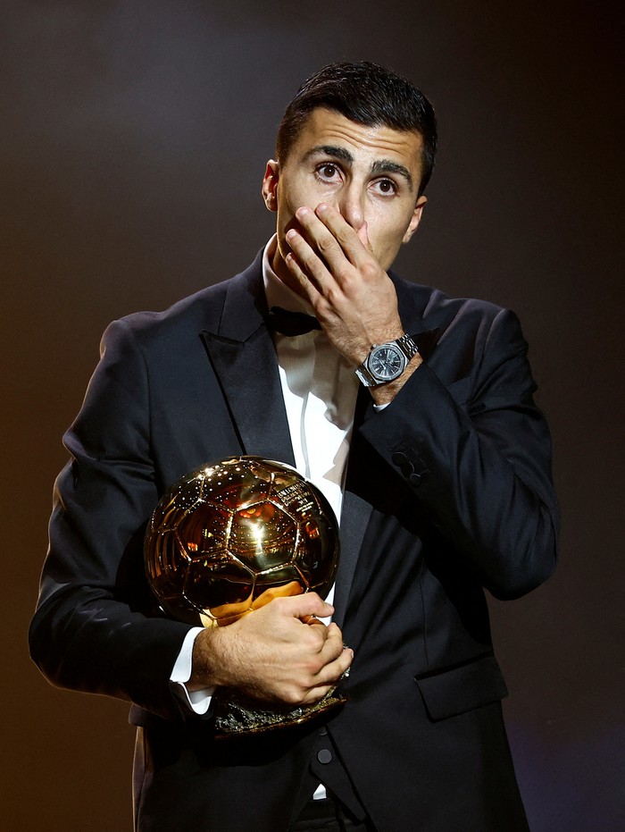 Semringah Rodri Sabet Ballon d'Or 2024 Soccer Football - Ballon d'Or - Theatre du Chatelet, Paris, France - October 28, 2024 Spain's and Manchester City's Rodri with the Ballon d'Or REUTERS/Sarah Meyssonnier TPX IMAGES OF THE DAY