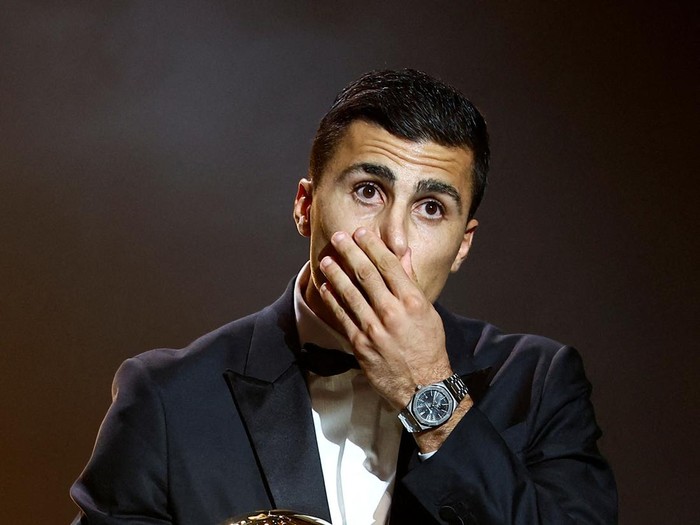 Soccer Football - Ballon d'Or - Theatre du Chatelet, Paris, France - October 28, 2024 Spain's and Manchester City's Rodri with the Ballon d'Or REUTERS/Sarah Meyssonnier     TPX IMAGES OF THE DAY