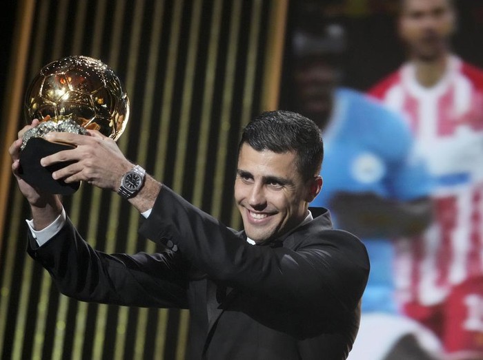 Manchester City's Spanish player Rodri receives the 2024 Men's Ballon d'Or award during the 68th Ballon d'Or (Golden Ball) award ceremony at Theatre du Chatelet in Paris, Monday, Oct. 28, 2024. (AP Photo/Michel Euler)