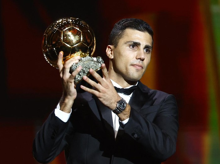 Soccer Football - Ballon d'Or - Theatre du Chatelet, Paris, France - October 28, 2024 Spain's and Manchester City's Rodri with the Ballon d'Or REUTERS/Sarah Meyssonnier
