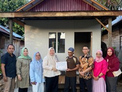 Srikandi Gerindra Hj Mariana Tinjau Penerima Manfaat Program Bedah Rumah