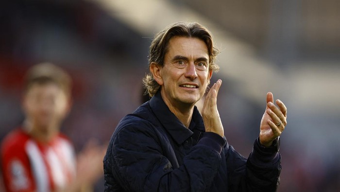 Thomas Frank Soccer Football - Premier League - Brentford v Ipswich Town - GTech Community Stadium, London, Britain - October 26, 2024 Brentford manager Thomas Frank applauds fans after the match Action Images via Reuters/John Sibley EDITORIAL USE ONLY. NO USE WITH UNAUTHORIZED AUDIO, VIDEO, DATA, FIXTURE LISTS, CLUB/LEAGUE LOGOS OR LIVE SERVICES. ONLINE IN-MATCH USE LIMITED TO 120 IMAGES, NO VIDEO EMULATION. NO USE IN BETTING, GAMES OR SINGLE CLUB/LEAGUE/PLAYER PUBLICATIONS. PLEASE CONTACT YOUR ACCOUNT REPRESENTATIVE FOR FURTHER DETAILS..