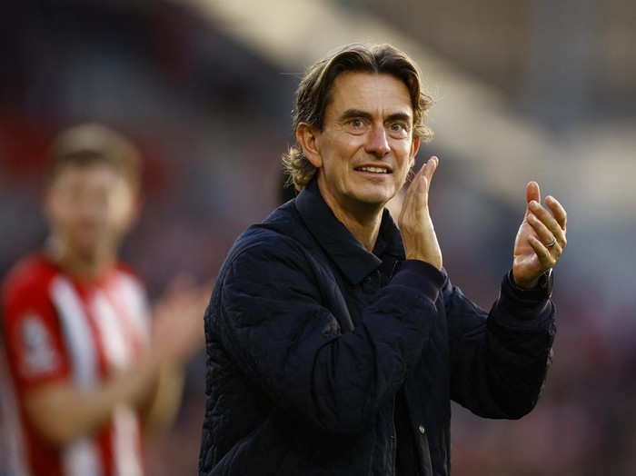 Soccer Football - Premier League - Brentford v Ipswich Town - GTech Community Stadium, London, Britain - October 26, 2024 Brentford manager Thomas Frank applauds fans after the match Action Images via Reuters/John Sibley EDITORIAL USE ONLY. NO USE WITH UNAUTHORIZED AUDIO, VIDEO, DATA, FIXTURE LISTS, CLUB/LEAGUE LOGOS OR 'LIVE' SERVICES. ONLINE IN-MATCH USE LIMITED TO 120 IMAGES, NO VIDEO EMULATION. NO USE IN BETTING, GAMES OR SINGLE CLUB/LEAGUE/PLAYER PUBLICATIONS. PLEASE CONTACT YOUR ACCOUNT REPRESENTATIVE FOR FURTHER DETAILS..
