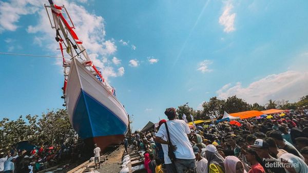 Kalondo Lopi, Ritual Turun Kapal Khas Desa Sangiang Bima