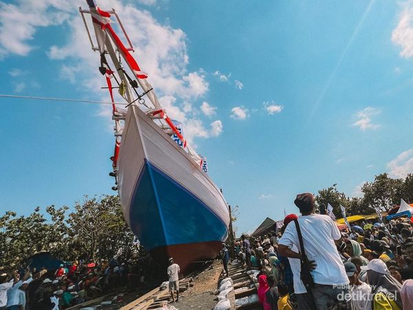 Kalondo Lopi, Ritual Turun Kapal Khas Desa Sangiang Bima